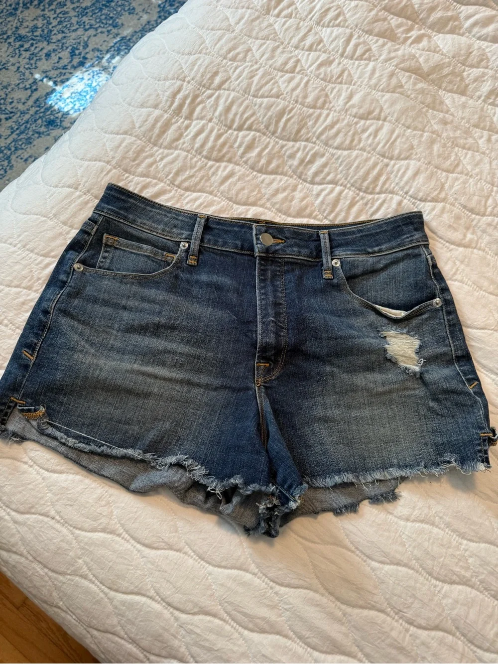Good American Good Curve Distressed Denim Cut Off Shorts Size 10 30 Blue364